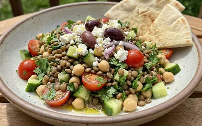 Assiette méditerranéenne de lentilles